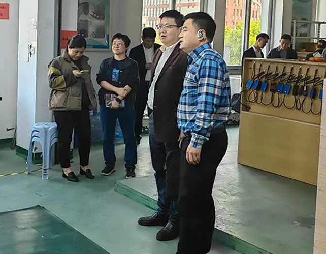 市經(jīng)信局副局長(zhǎng)楊雄文帶隊(duì)，蒼南縣經(jīng)信局趙局、壽局陪同來(lái)公司調(diào)研的新聞圖片